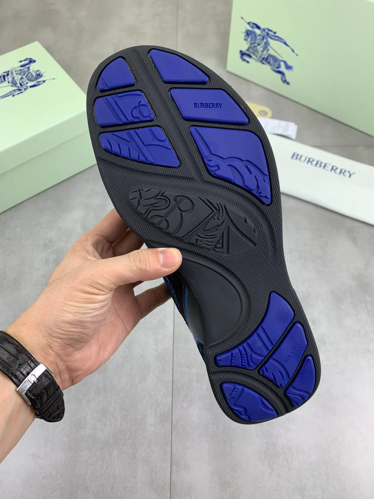 Factory price P720 [BURBERRY] Burberry - High-end quality original order - Upper: imported 🔝 original material - Inner lining: cowhide lining, feet; water-dyed cowhide - Outsole: ultra-light TPR rubber; two-color molded outsole - Ultra-high quality control·Fine workmanship: highlighted (high-end·nobility·grade) -Size: 36-46 for men and women Color: 4️⃣colors available